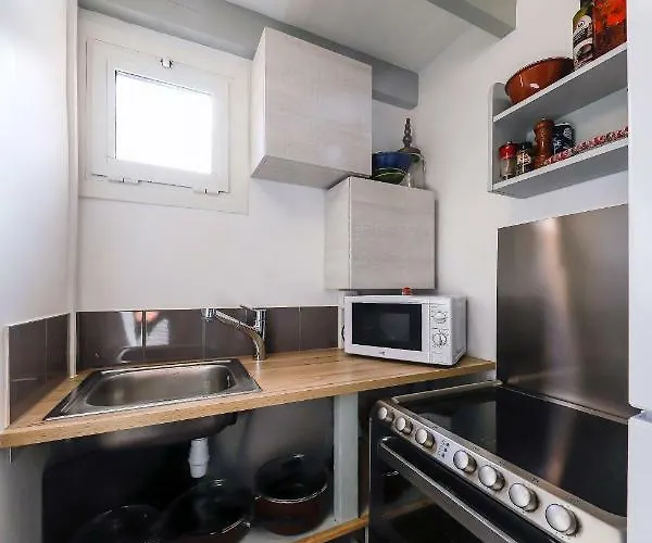 Cuisine équipée de l'appart Sunset Frioul : plaques, four, lave-vaisselle et micro-ondes