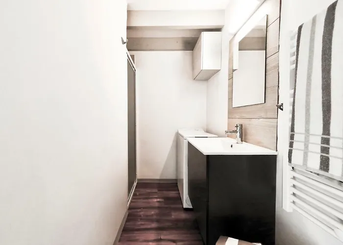 Salle de bain du logement Sunset Frioul avec douche, lave-linge et sèche-serviettes
