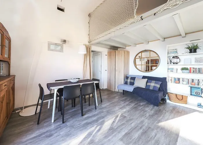 Location saisonnière Frioul Marseille : espace principal de l'appart tout équipé avec mezzanine