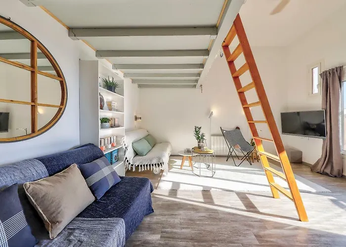 Location vacances au Frioul près de Marseille : pièce principale de l'appart Sunset Frioul avec mezzanine et grand volume