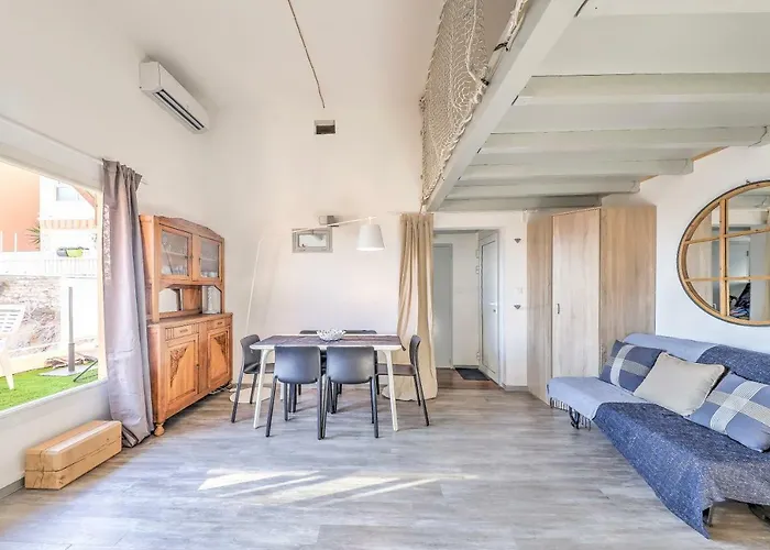Logement de vacances à Marseille sur l'île du Frioul : séjour lumineux de l'appart Sunset Frioul