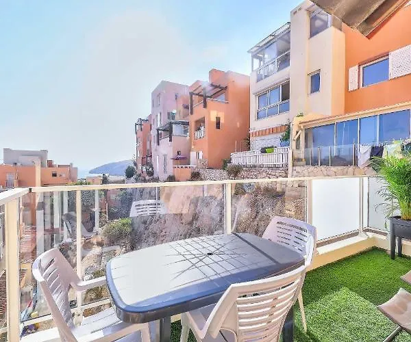 Terrasse du logement Sunset Frioul donnant sur un jardin méditerranéen calme
