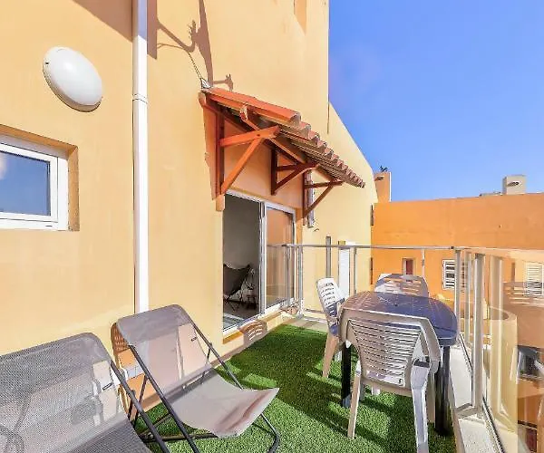Logement de vacances sur l'île du Frioul : terrasse idéale pour se détendre face à la mer
